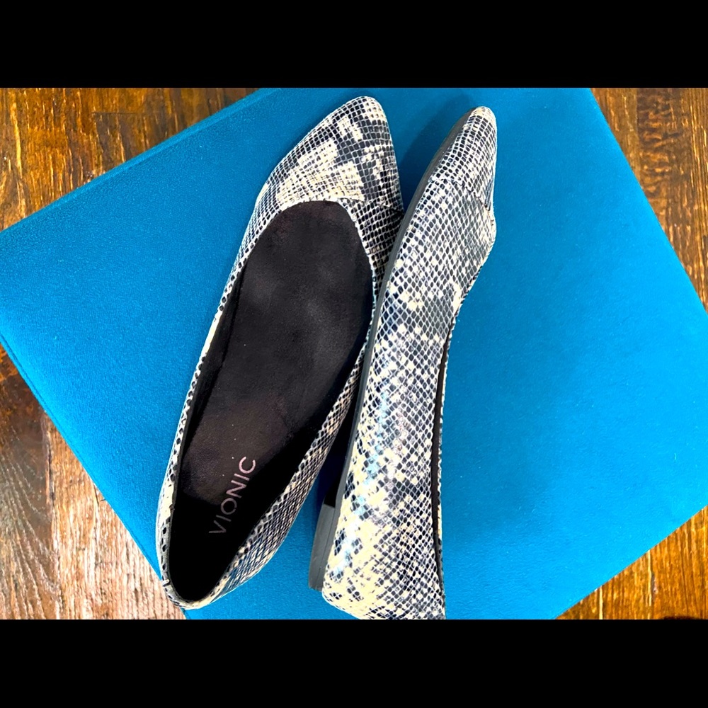 Pointed toe Vionic flats.